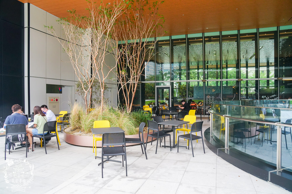 高雄[休想上班創意咖啡廳]壯觀書牆與復古裝潢的超人氣書店咖啡廳?多種創意咖啡滋味超獨樹一幟der~