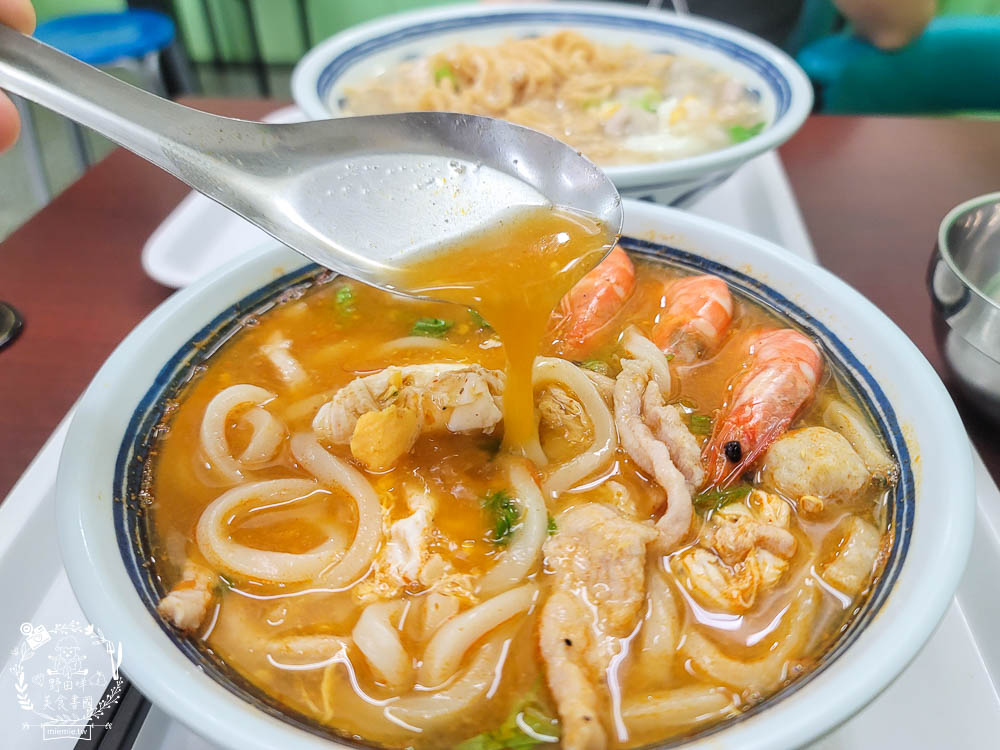 高雄[佑佑鍋燒麵]超人氣必吃鍋燒麵!鮭魚炒飯也是必吃經典!新推出的麻辣湯頭香辣順口