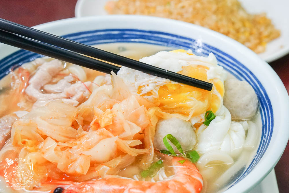 高雄[佑佑鍋燒麵]超人氣必吃鍋燒麵!鮭魚炒飯也是必吃經典!新推出的麻辣湯頭香辣順口