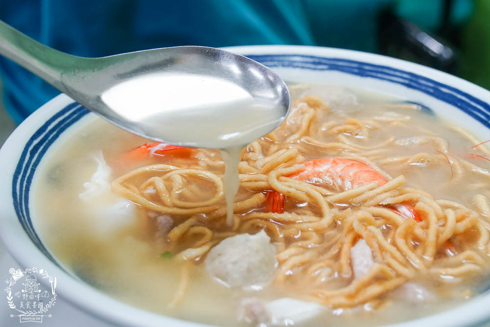 高雄[佑佑鍋燒麵]超人氣必吃鍋燒麵!鮭魚炒飯也是必吃經典!新推出的麻辣湯頭香辣順口