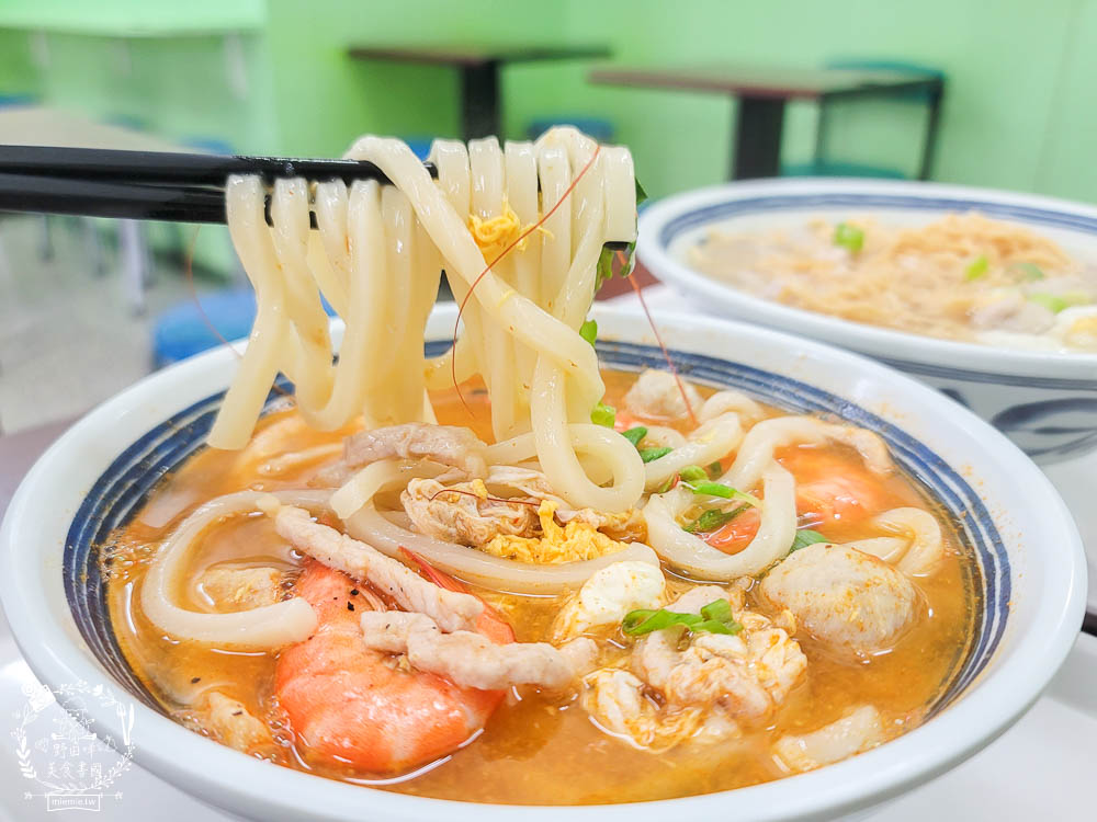 高雄[佑佑鍋燒麵]超人氣必吃鍋燒麵!鮭魚炒飯也是必吃經典!新推出的麻辣湯頭香辣順口