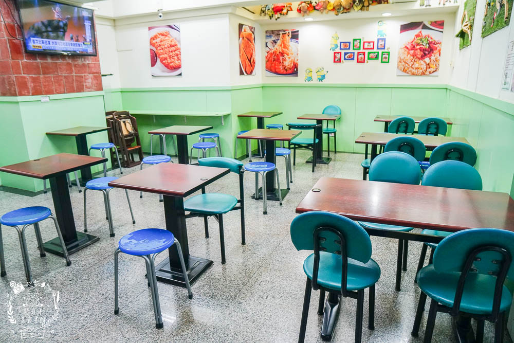 高雄[佑佑鍋燒麵]超人氣必吃鍋燒麵!鮭魚炒飯也是必吃經典!新推出的麻辣湯頭香辣順口