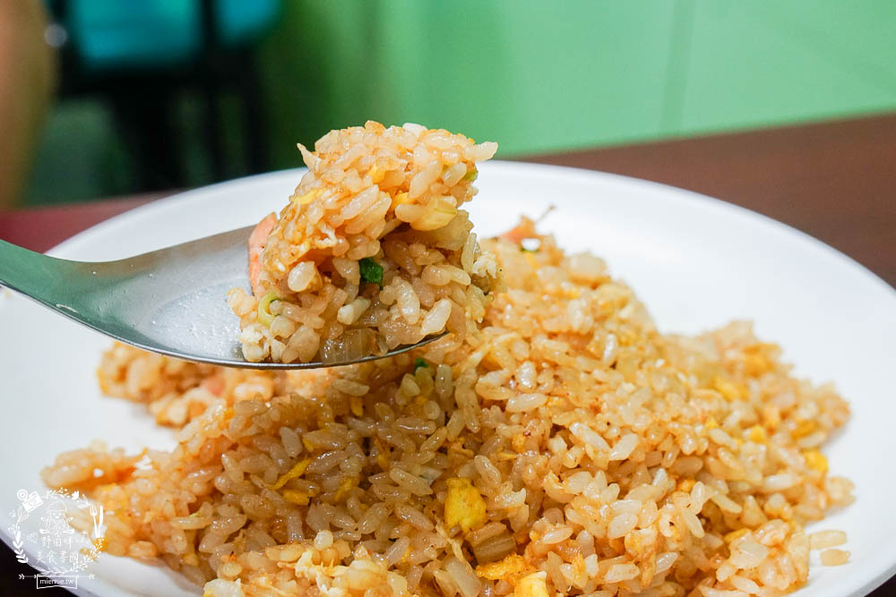 高雄[佑佑鍋燒麵]超人氣必吃鍋燒麵!鮭魚炒飯也是必吃經典!新推出的麻辣湯頭香辣順口