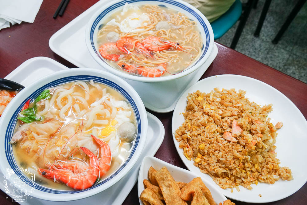 高雄[佑佑鍋燒麵]超人氣必吃鍋燒麵!鮭魚炒飯也是必吃經典!新推出的麻辣湯頭香辣順口