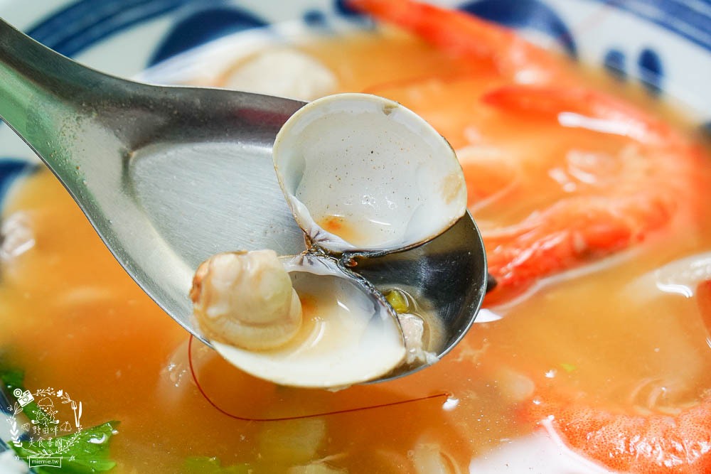 高雄[佑佑鍋燒麵]超人氣必吃鍋燒麵!鮭魚炒飯也是必吃經典!新推出的麻辣湯頭香辣順口