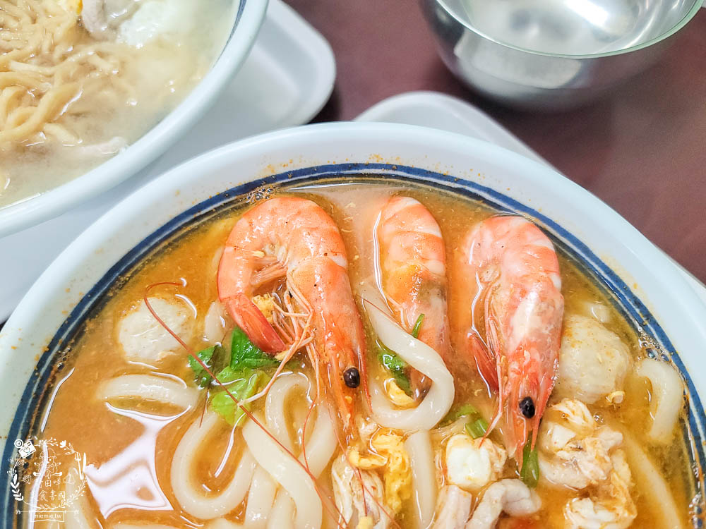 高雄[佑佑鍋燒麵]超人氣必吃鍋燒麵!鮭魚炒飯也是必吃經典!新推出的麻辣湯頭香辣順口