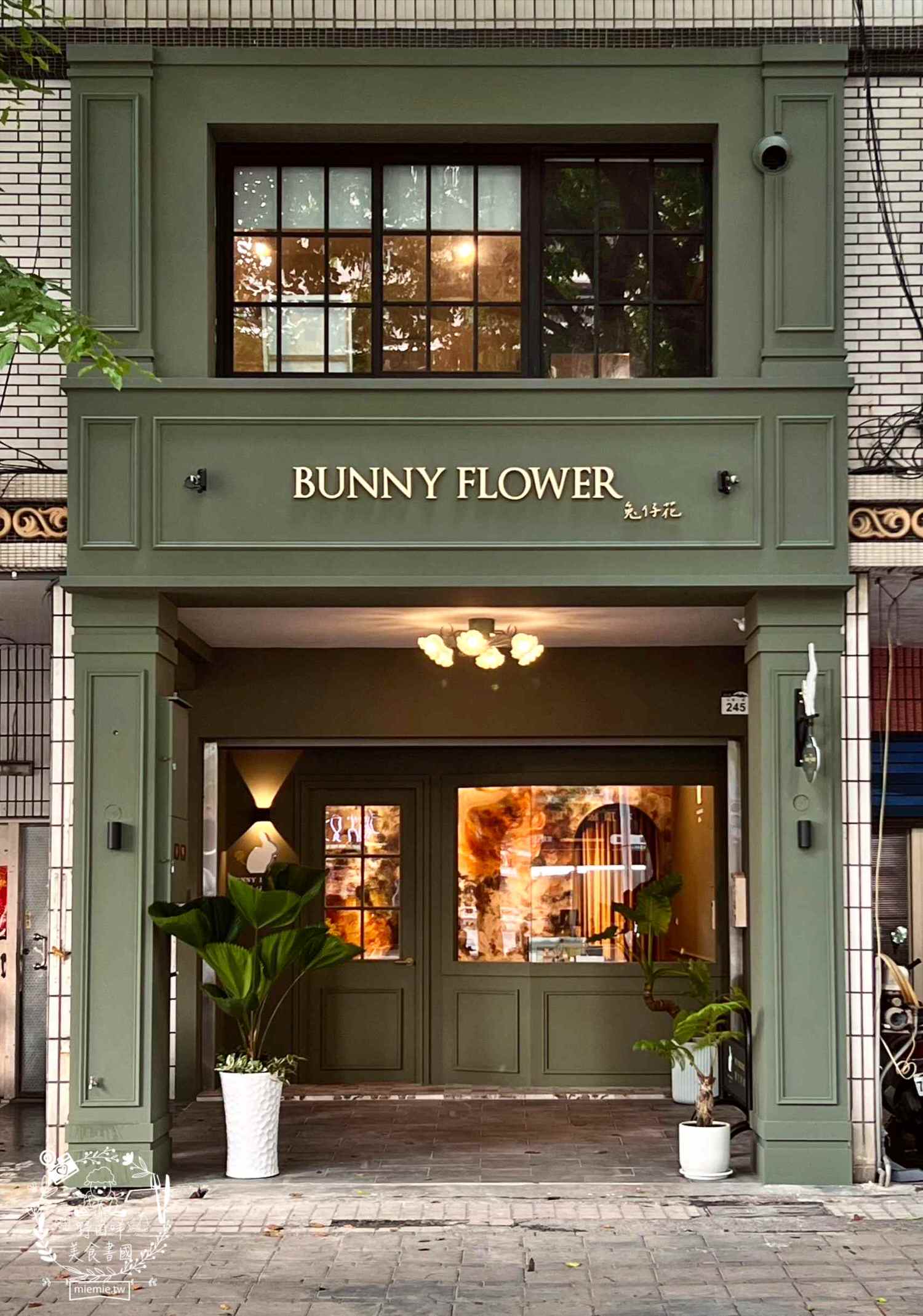 高雄[Bunny Flower 兔仔花]網路起家的超人氣布朗尼有門市囉!莫蘭迪主題的兔兔門市奢華浪漫超好拍!