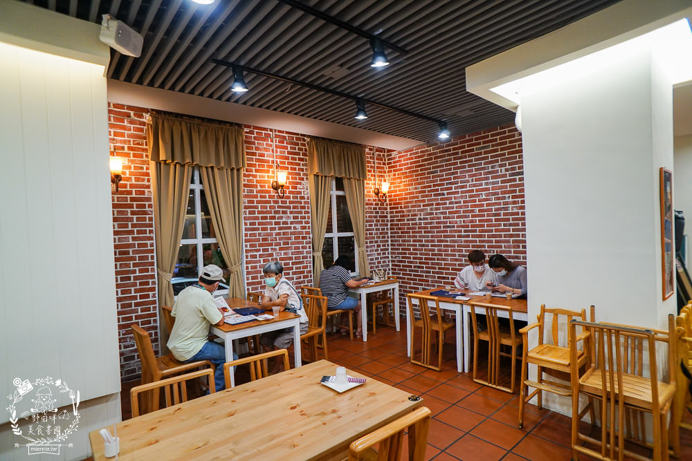 高雄[全心丼飯]CP值爆高的精緻海鮮丼飯!飲料跟冰淇淋無限享用!歐風裝潢超典雅華麗~