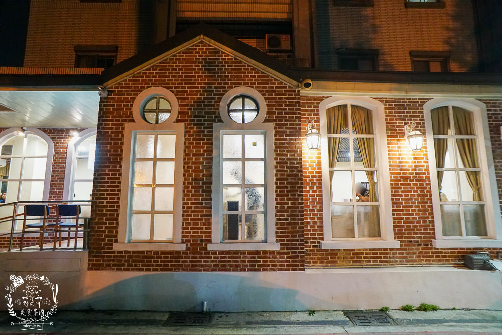 高雄[全心丼飯]CP值爆高的精緻海鮮丼飯!飲料跟冰淇淋無限享用!歐風裝潢超典雅華麗~