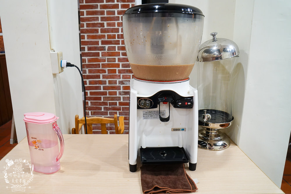 高雄[全心丼飯]CP值爆高的精緻海鮮丼飯!飲料跟冰淇淋無限享用!歐風裝潢超典雅華麗~
