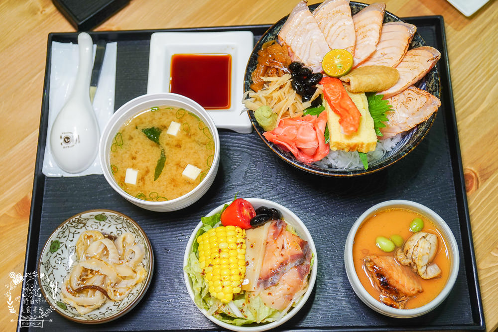 高雄[全心丼飯]CP值爆高的精緻海鮮丼飯!飲料跟冰淇淋無限享用!歐風裝潢超典雅華麗~