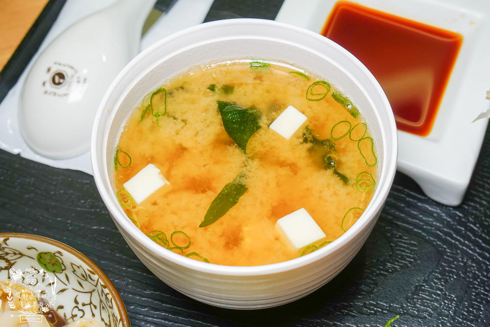 高雄[全心丼飯]CP值爆高的精緻海鮮丼飯!飲料跟冰淇淋無限享用!歐風裝潢超典雅華麗~