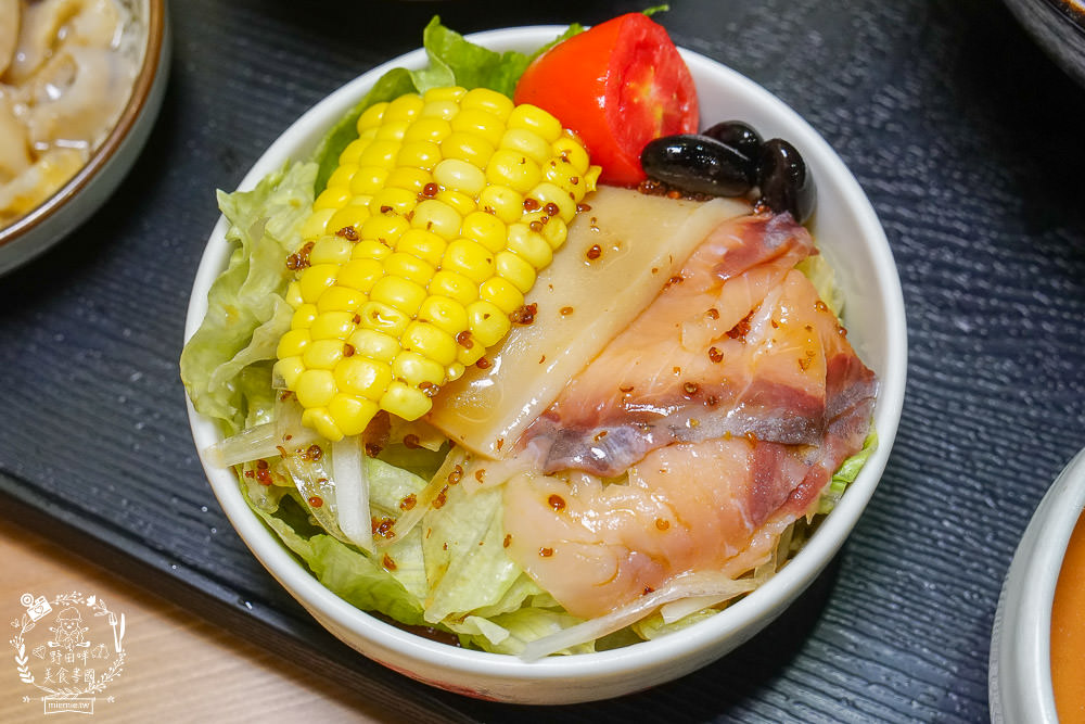 高雄[全心丼飯]CP值爆高的精緻海鮮丼飯!飲料跟冰淇淋無限享用!歐風裝潢超典雅華麗~