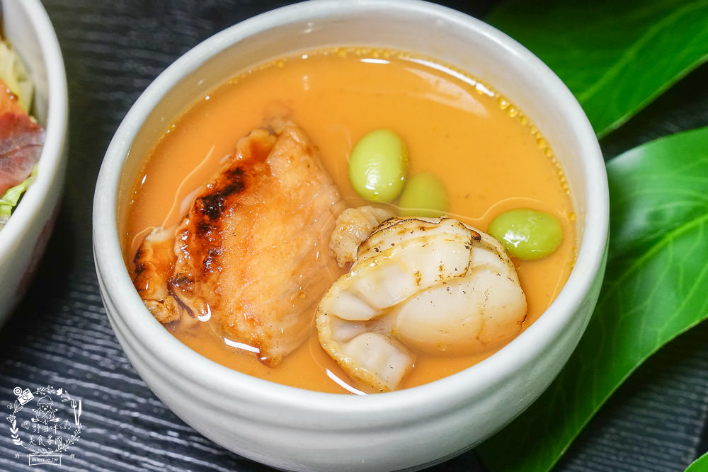 高雄[全心丼飯]CP值爆高的精緻海鮮丼飯!飲料跟冰淇淋無限享用!歐風裝潢超典雅華麗~