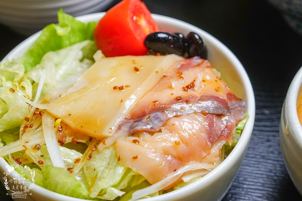 高雄[全心丼飯]CP值爆高的精緻海鮮丼飯!飲料跟冰淇淋無限享用!歐風裝潢超典雅華麗~