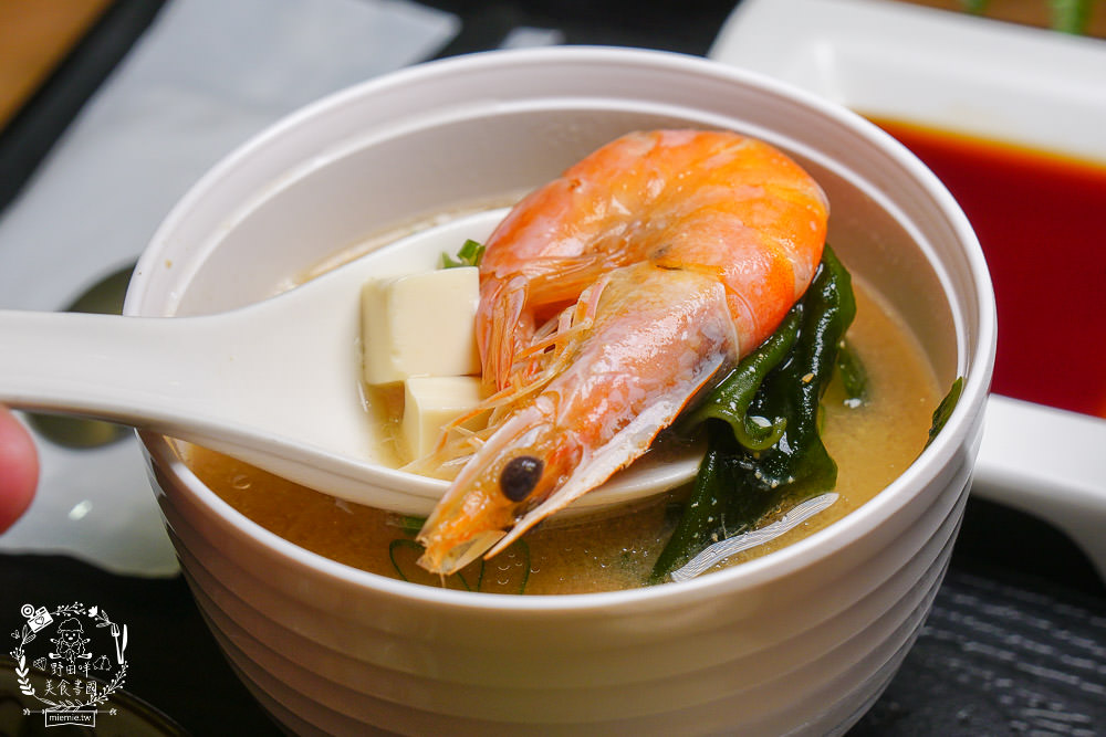 高雄[全心丼飯]CP值爆高的精緻海鮮丼飯!飲料跟冰淇淋無限享用!歐風裝潢超典雅華麗~