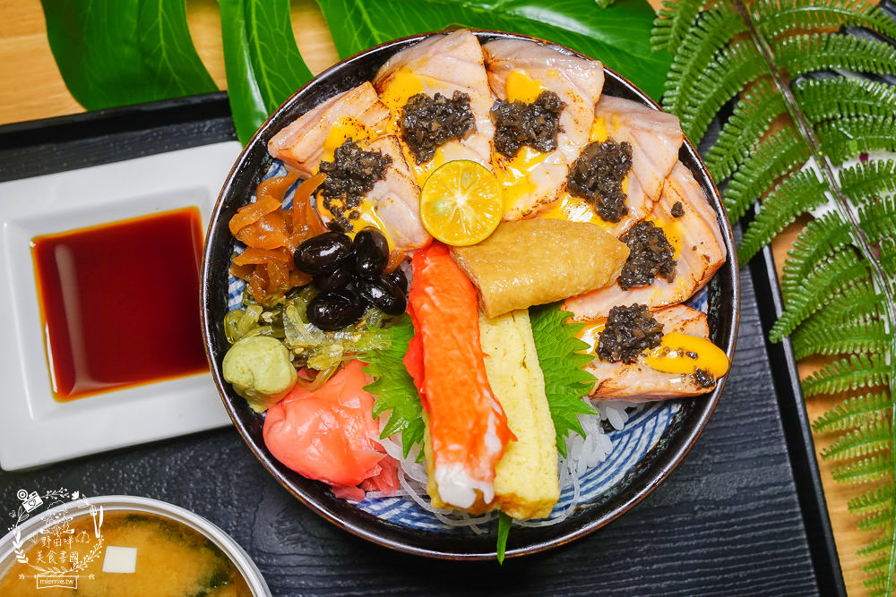 高雄[全心丼飯]CP值爆高的精緻海鮮丼飯!飲料跟冰淇淋無限享用!歐風裝潢超典雅華麗~