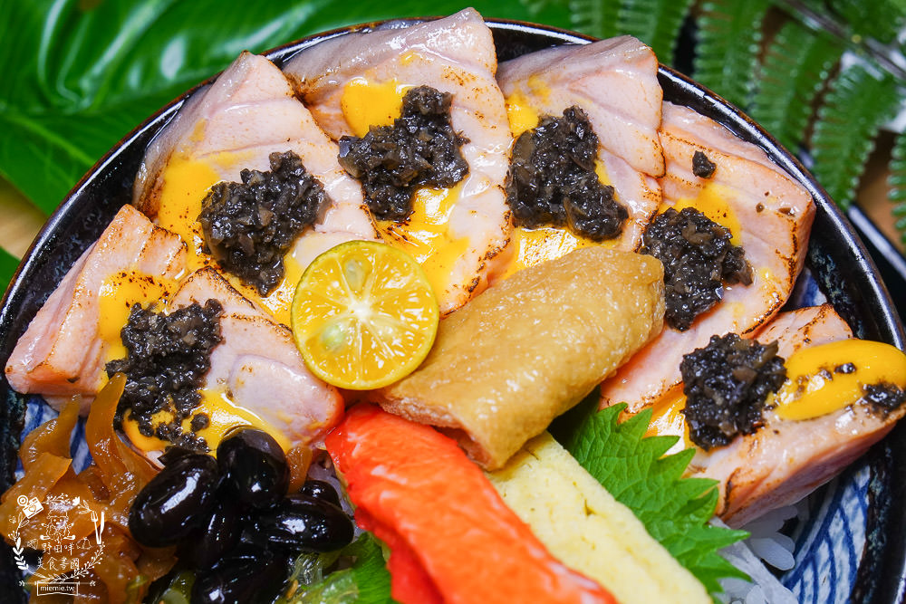 高雄[全心丼飯]CP值爆高的精緻海鮮丼飯!飲料跟冰淇淋無限享用!歐風裝潢超典雅華麗~