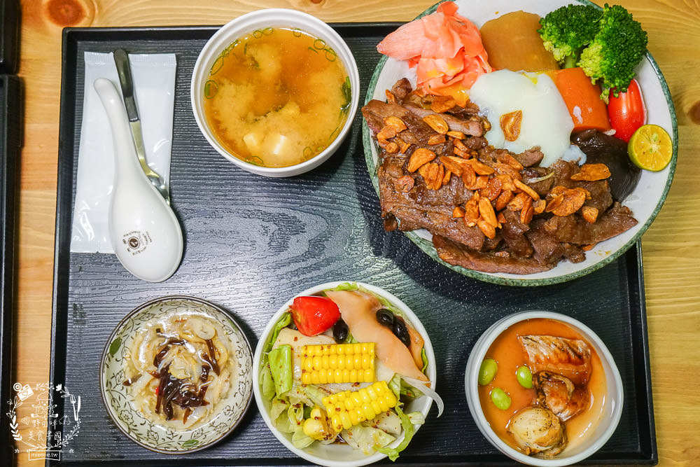 高雄[全心丼飯]CP值爆高的精緻海鮮丼飯!飲料跟冰淇淋無限享用!歐風裝潢超典雅華麗~