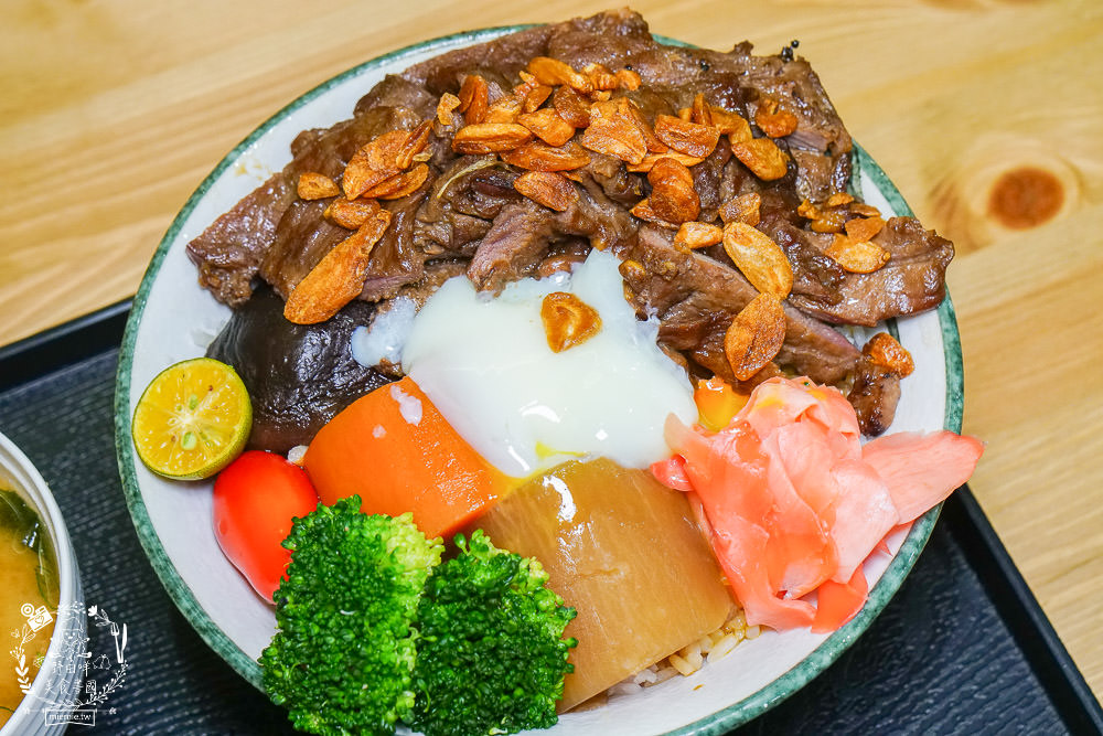 高雄[全心丼飯]CP值爆高的精緻海鮮丼飯!飲料跟冰淇淋無限享用!歐風裝潢超典雅華麗~