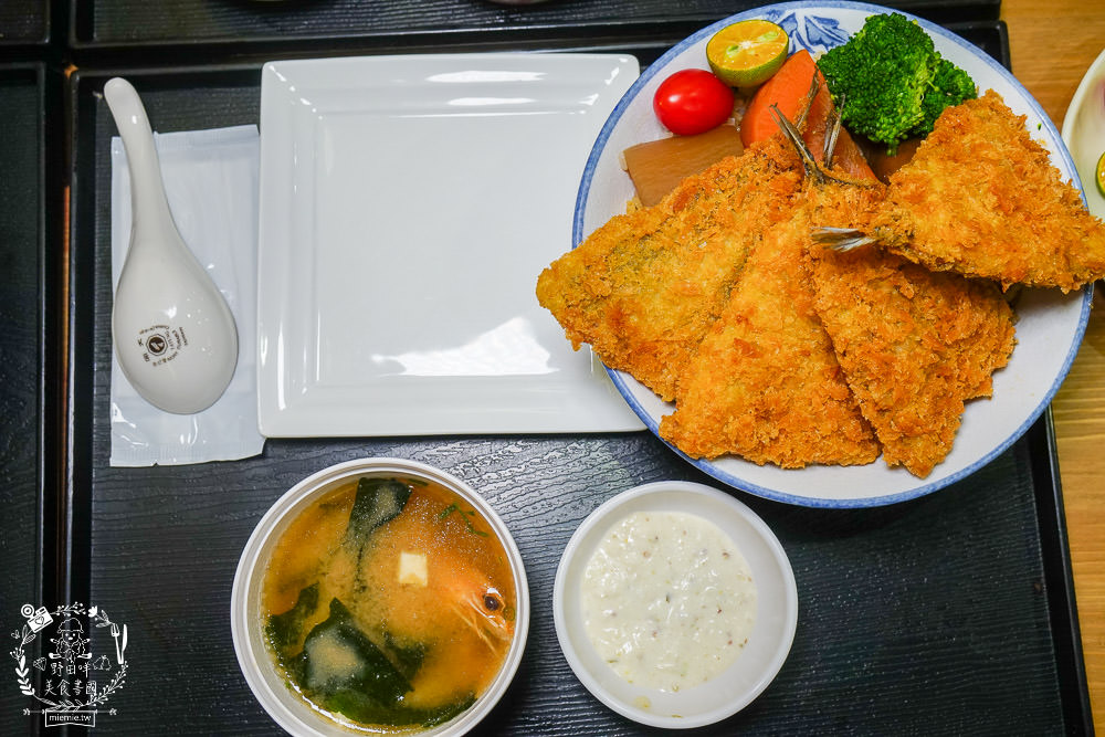 高雄[全心丼飯]CP值爆高的精緻海鮮丼飯!飲料跟冰淇淋無限享用!歐風裝潢超典雅華麗~