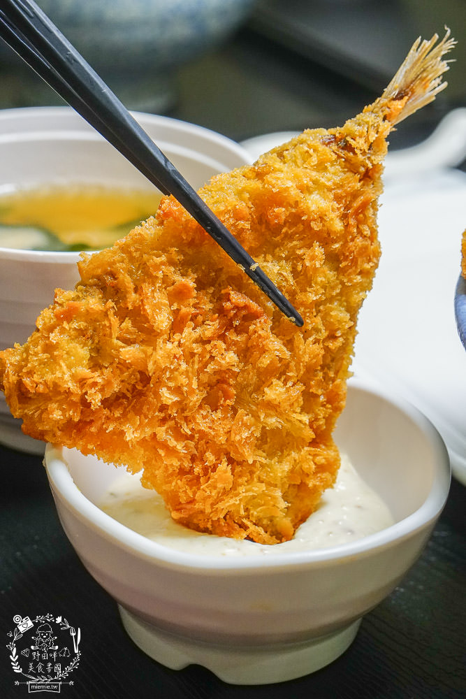 高雄[全心丼飯]CP值爆高的精緻海鮮丼飯!飲料跟冰淇淋無限享用!歐風裝潢超典雅華麗~