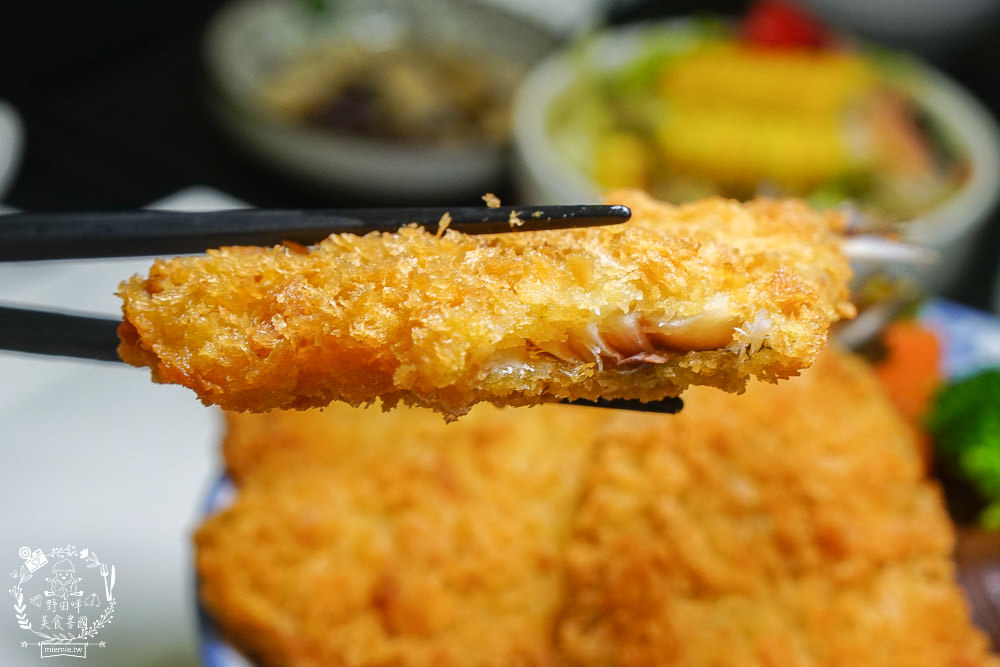 高雄[全心丼飯]CP值爆高的精緻海鮮丼飯!飲料跟冰淇淋無限享用!歐風裝潢超典雅華麗~