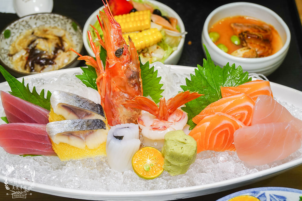 高雄[全心丼飯]CP值爆高的精緻海鮮丼飯!飲料跟冰淇淋無限享用!歐風裝潢超典雅華麗~