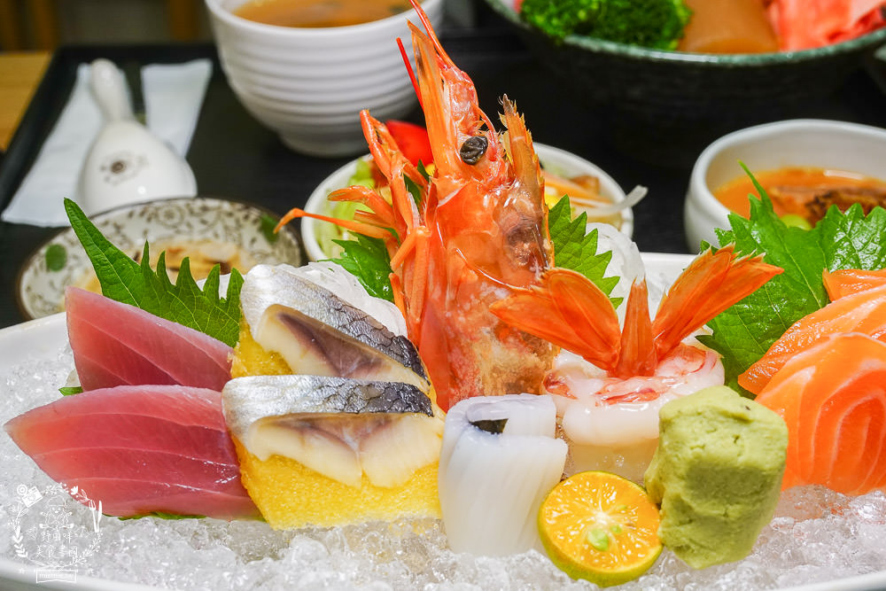 高雄[全心丼飯]CP值爆高的精緻海鮮丼飯!飲料跟冰淇淋無限享用!歐風裝潢超典雅華麗~