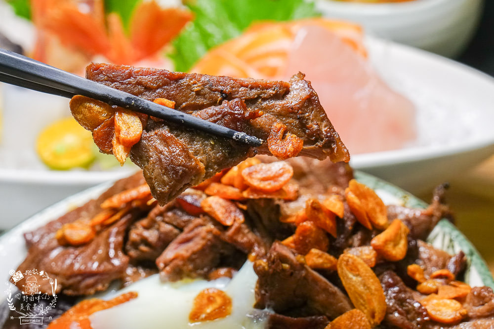 高雄[全心丼飯]CP值爆高的精緻海鮮丼飯!飲料跟冰淇淋無限享用!歐風裝潢超典雅華麗~