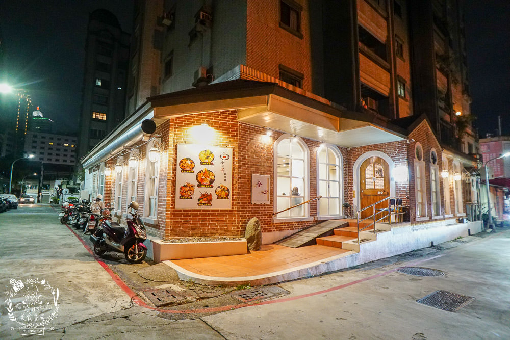 高雄[全心丼飯]CP值爆高的精緻海鮮丼飯!飲料跟冰淇淋無限享用!歐風裝潢超典雅華麗~