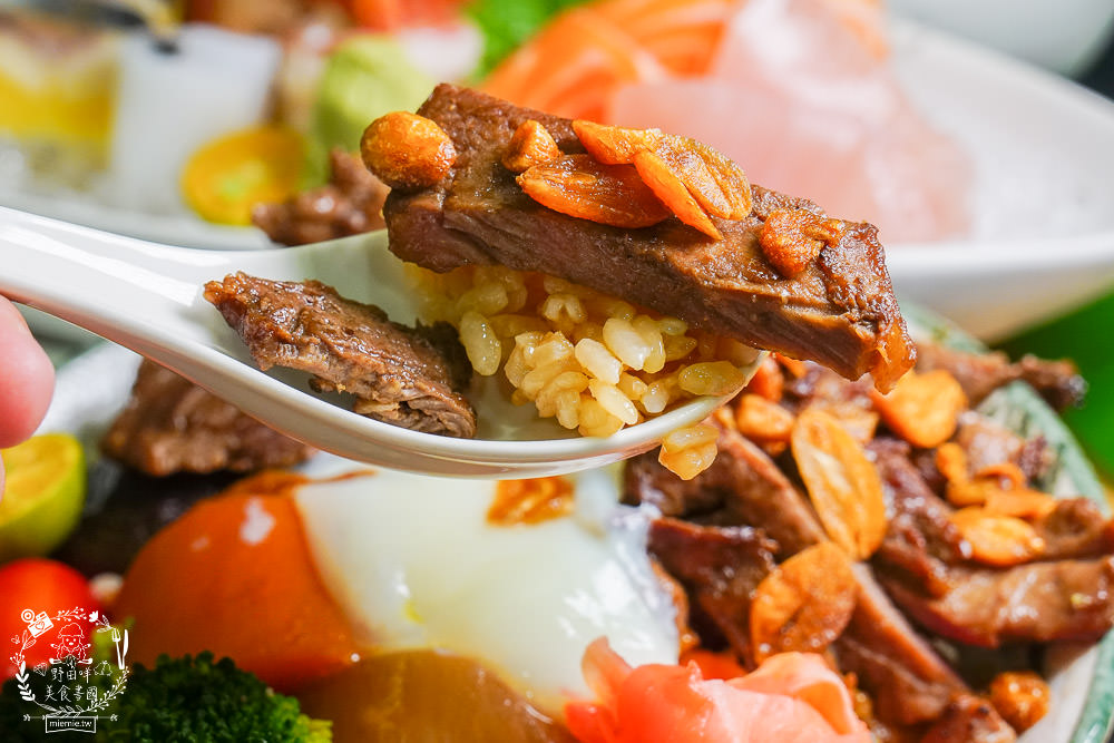高雄[全心丼飯]CP值爆高的精緻海鮮丼飯!飲料跟冰淇淋無限享用!歐風裝潢超典雅華麗~