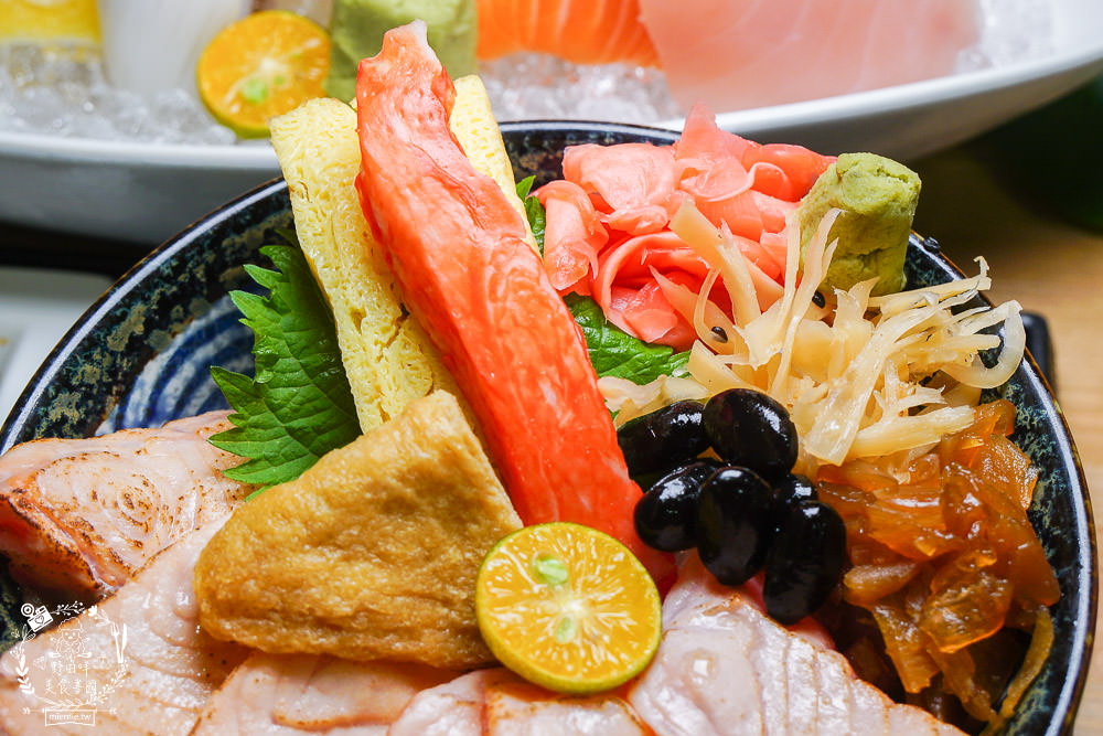 高雄[全心丼飯]CP值爆高的精緻海鮮丼飯!飲料跟冰淇淋無限享用!歐風裝潢超典雅華麗~