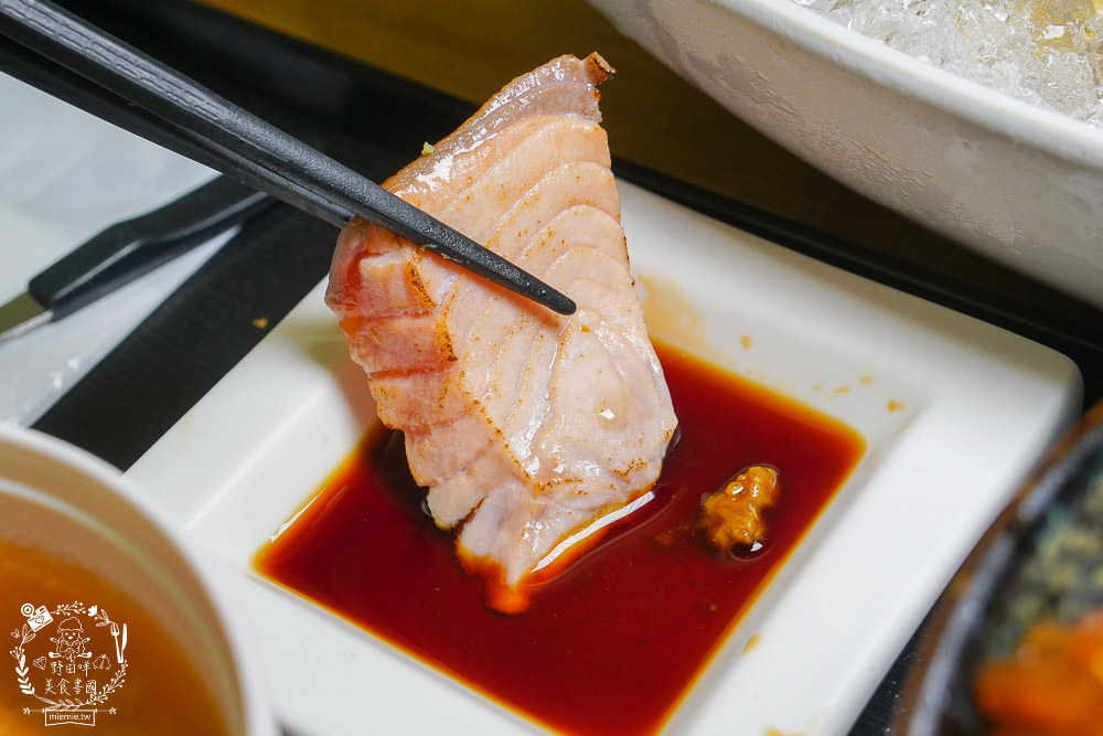 高雄[全心丼飯]CP值爆高的精緻海鮮丼飯!飲料跟冰淇淋無限享用!歐風裝潢超典雅華麗~