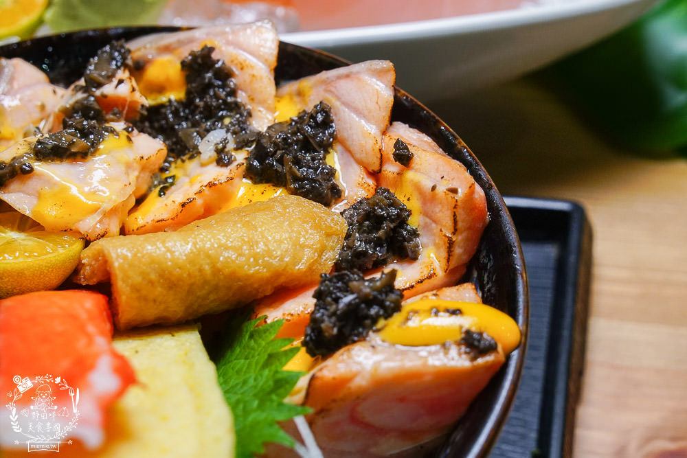 高雄[全心丼飯]CP值爆高的精緻海鮮丼飯!飲料跟冰淇淋無限享用!歐風裝潢超典雅華麗~