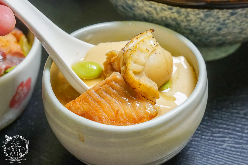 高雄[全心丼飯]CP值爆高的精緻海鮮丼飯!飲料跟冰淇淋無限享用!歐風裝潢超典雅華麗~