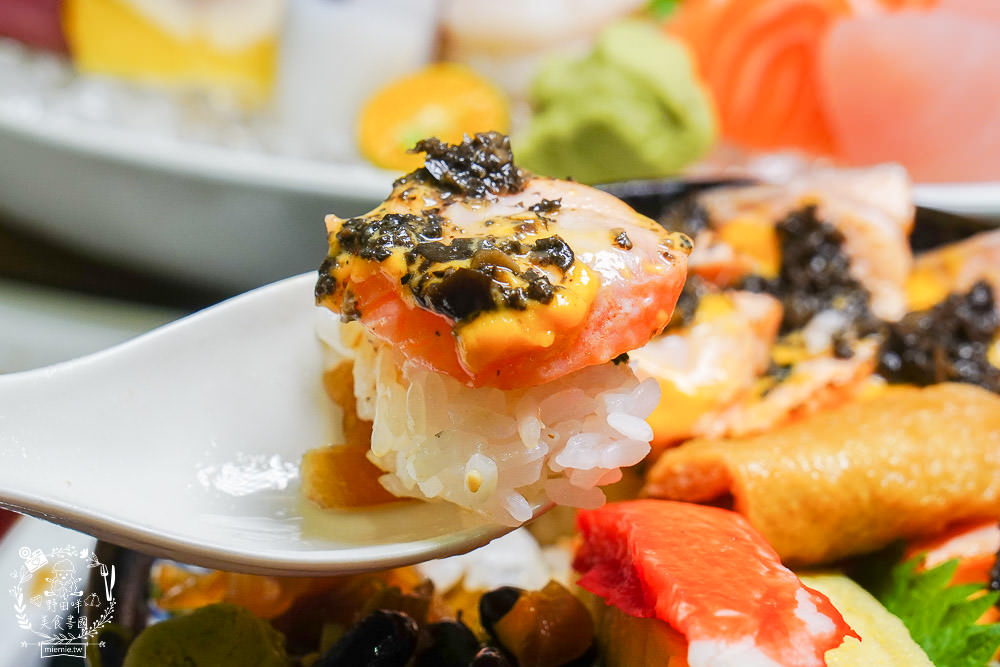 高雄[全心丼飯]CP值爆高的精緻海鮮丼飯!飲料跟冰淇淋無限享用!歐風裝潢超典雅華麗~