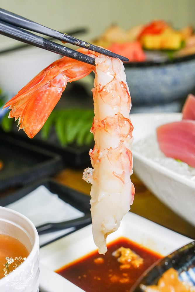 高雄[全心丼飯]CP值爆高的精緻海鮮丼飯!飲料跟冰淇淋無限享用!歐風裝潢超典雅華麗~