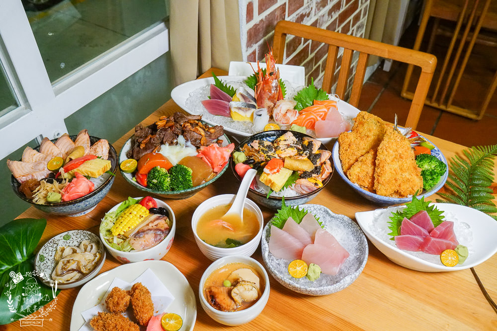 高雄[全心丼飯]CP值爆高的精緻海鮮丼飯!飲料跟冰淇淋無限享用!歐風裝潢超典雅華麗~