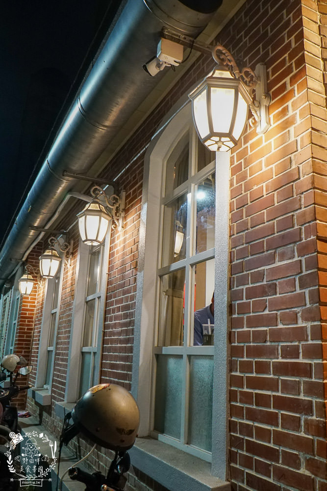 高雄[全心丼飯]CP值爆高的精緻海鮮丼飯!飲料跟冰淇淋無限享用!歐風裝潢超典雅華麗~