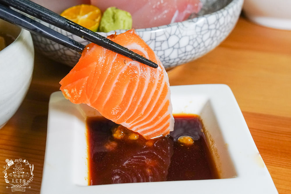 高雄[全心丼飯]CP值爆高的精緻海鮮丼飯!飲料跟冰淇淋無限享用!歐風裝潢超典雅華麗~