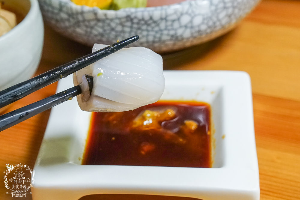 高雄[全心丼飯]CP值爆高的精緻海鮮丼飯!飲料跟冰淇淋無限享用!歐風裝潢超典雅華麗~