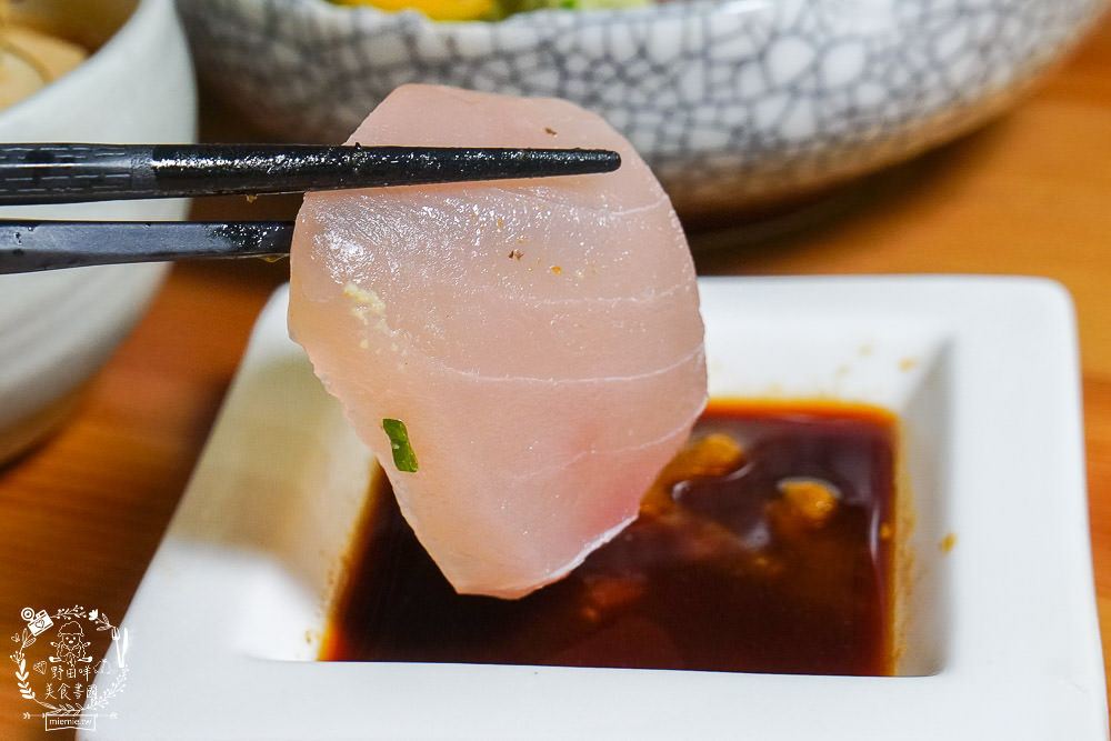 高雄[全心丼飯]CP值爆高的精緻海鮮丼飯!飲料跟冰淇淋無限享用!歐風裝潢超典雅華麗~