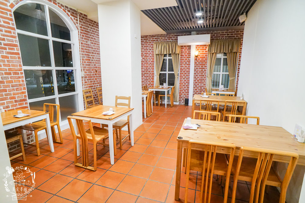 高雄[全心丼飯]CP值爆高的精緻海鮮丼飯!飲料跟冰淇淋無限享用!歐風裝潢超典雅華麗~