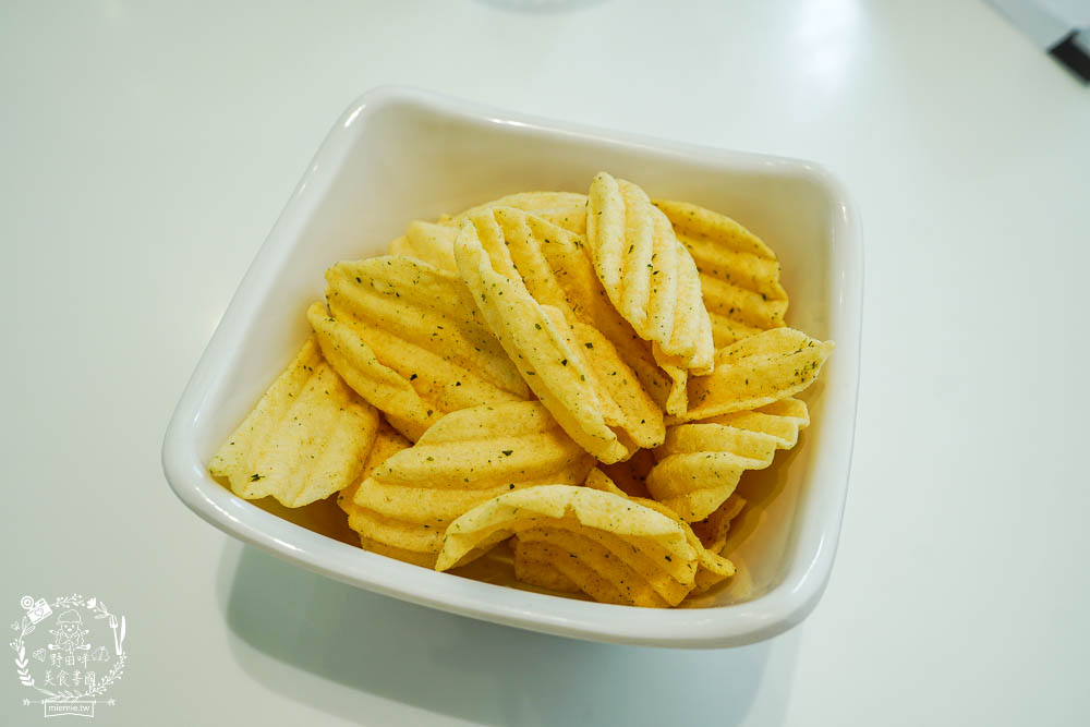 高雄[八號公園咖啡廳]文山特區網美風韓系咖啡廳!色彩夢幻的Q彈麵食人氣必點!