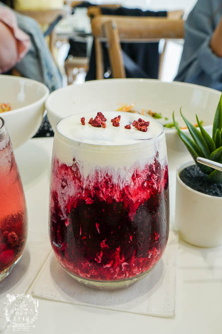 高雄[八號公園咖啡廳]文山特區網美風韓系咖啡廳!色彩夢幻的Q彈麵食人氣必點!