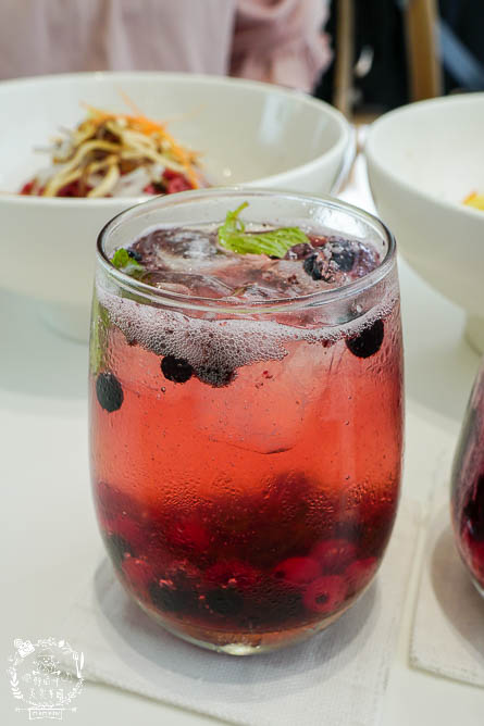 高雄[八號公園咖啡廳]文山特區網美風韓系咖啡廳!色彩夢幻的Q彈麵食人氣必點!