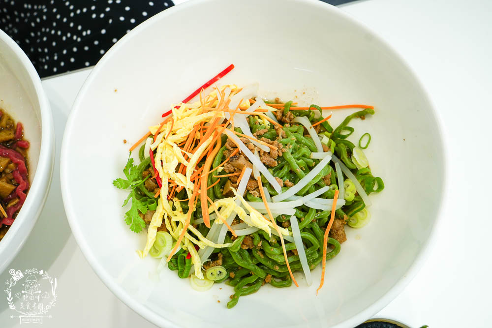 高雄[八號公園咖啡廳]文山特區網美風韓系咖啡廳!色彩夢幻的Q彈麵食人氣必點!