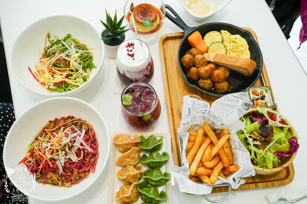 高雄[八號公園咖啡廳]文山特區網美風韓系咖啡廳!色彩夢幻的Q彈麵食人氣必點!