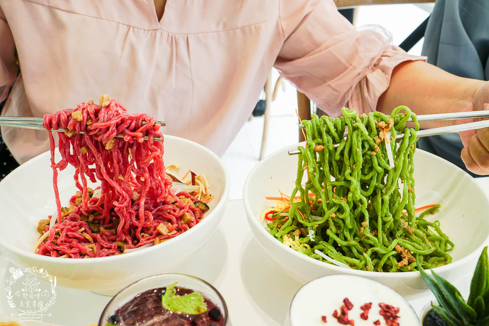 高雄[八號公園咖啡廳]文山特區網美風韓系咖啡廳!色彩夢幻的Q彈麵食人氣必點!